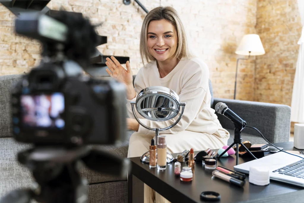 Jovem Influenciadora, gravando vlog de maquiagem em casa para campanha de marketing de influência